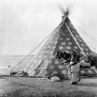 Блакфут Типи, С1927. Индианец Държи Кон Пред Боядисана Колиба. Снимка: Едуард Къртис, 1927 Г. Плакат печат от