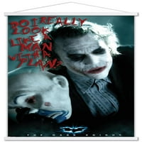 Комикси - The Dark Knight - The Joker - Човек с плакат за стена на план с дървена магнитна рамка, 22.375 34